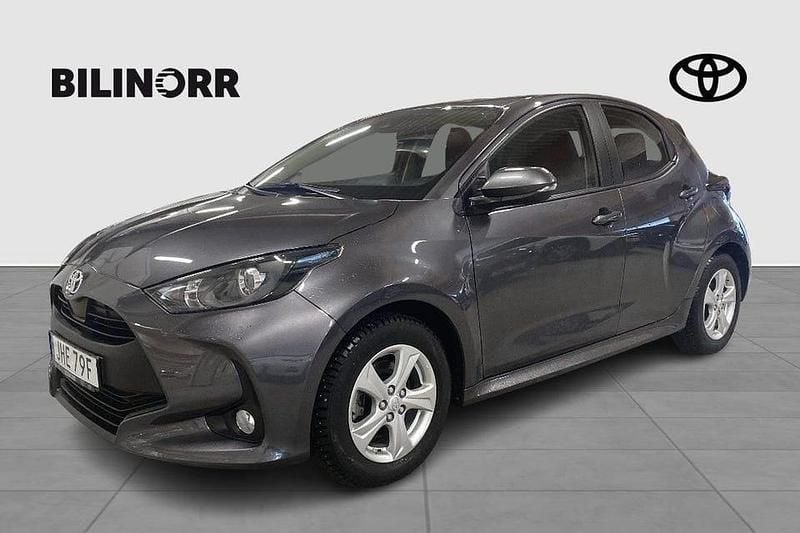 Mörkgrå Begagnad 2023 Toyota Yaris Hybrid Active Halvkombi | 209 900 kr (Bra pris) - Bild 1/4