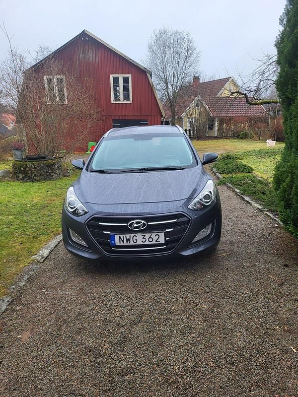 Gray metallic Begagnad 2016 Hyundai i30 Kombi | 69 000 kr (Bra pris) - Bild 1/4