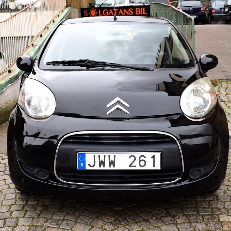 Svart Begagnad 2010 Citroën C1 Halvkombi | 49 800 kr (Marknadspris) - Bild 1/4