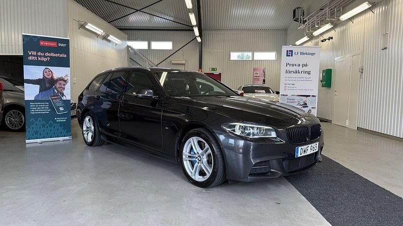 Grå Begagnad 2015 BMW 530 M Sport Kombi | 174 900 kr (Marknadspris) - Bild 1/4