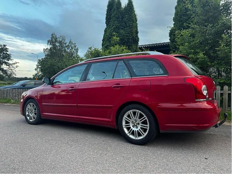 Röd Begagnad 2006 Toyota Avensis Kombi | 26 000 kr (Marknadspris) - Bild 1/4