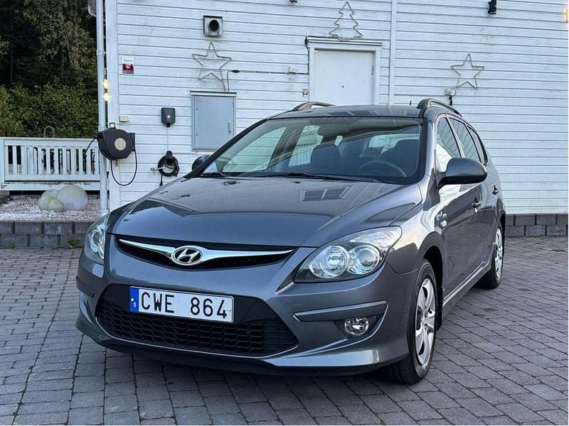 Grå Begagnad 2011 Hyundai i30 Select Kombi | 54 900 kr (Marknadspris) - Bild 1/4