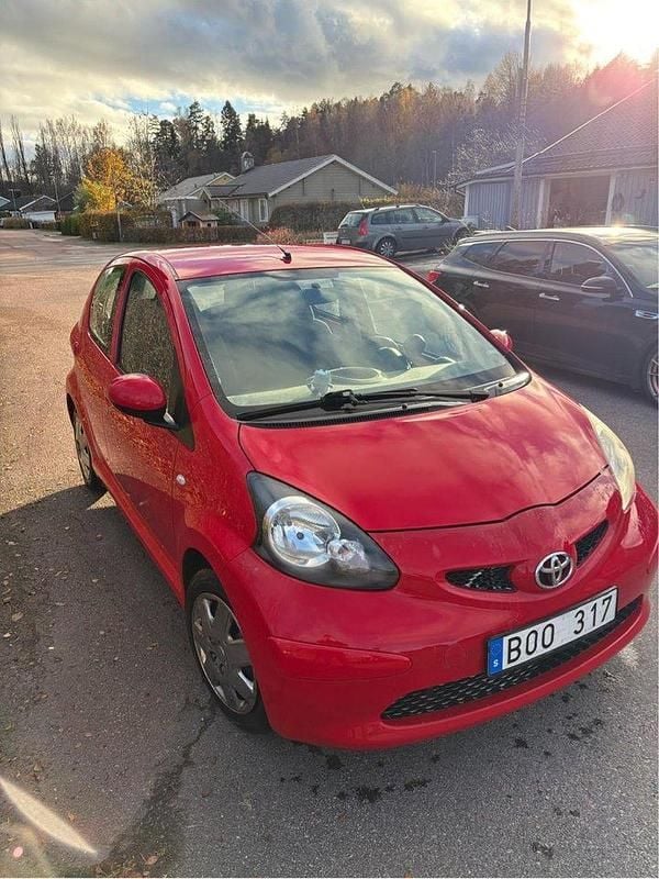 Röd Begagnad 2008 Toyota Aygo Halvkombi | 34 500 kr (Marknadspris) - Bild 1/4