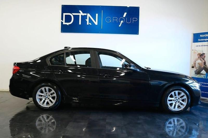 Svart Begagnad 2016 BMW 318 Advantage Sedan | 124 500 kr (Superpris) - Bild 1/4