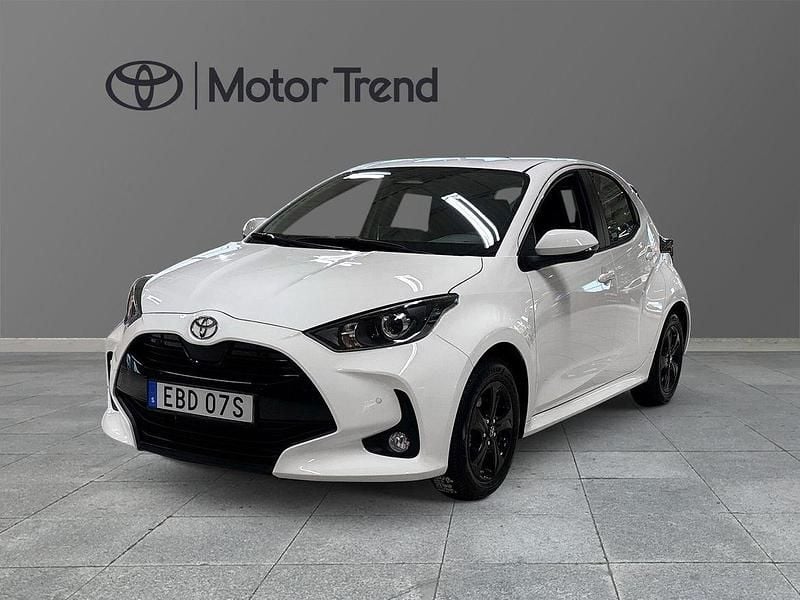 Vit Ny 2025 Toyota Yaris Hybrid Active Halvkombi | 259 000 kr (Marknadspris) - Bild 1/4