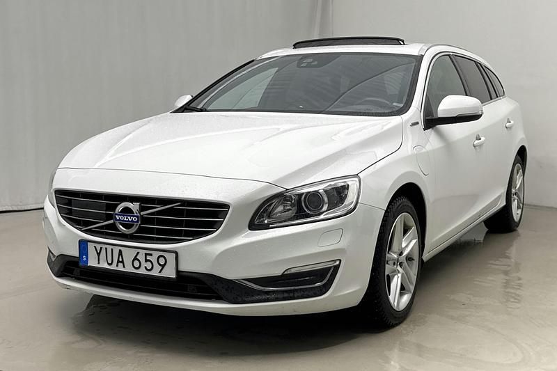 Vit Begagnad 2018 Volvo V60 Standard Kombi | 201 000 kr - Bild 1/4