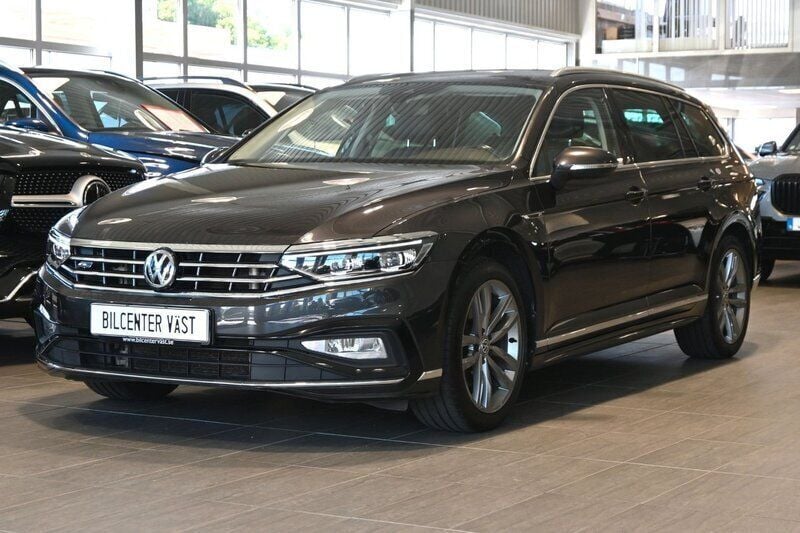 Mörkgrå Begagnad 2020 VW Passat R-line Kombi | 219 000 kr (Marknadspris) - Bild 1/4