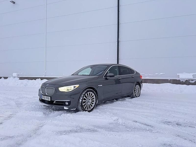 Grå Begagnad 2014 BMW 530 Gran Turismo Halvkombi | 150 000 kr (Superpris) - Bild 1/4
