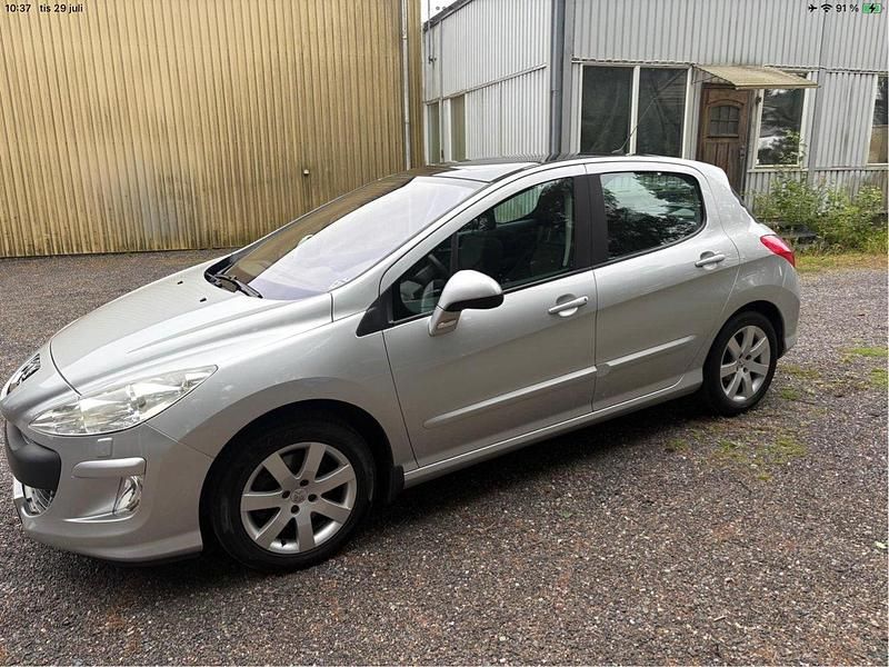 Grå Begagnad 2010 Peugeot 308 Halvkombi | 42 000 kr (Bra pris) - Bild 1/4