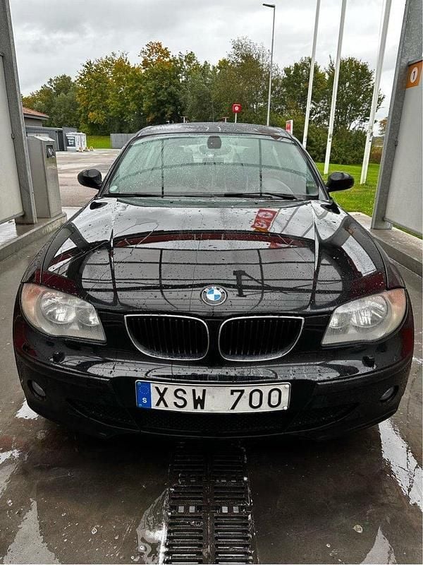 Svart Begagnad 2006 BMW 118 Advantage Halvkombi | 20 000 kr (Superpris) - Bild 1/4