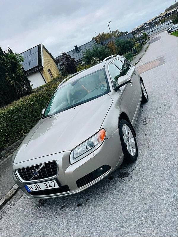 Brun Begagnad 2008 Volvo V70 Summum Kombi | 54 000 kr (Superpris) - Bild 1/4