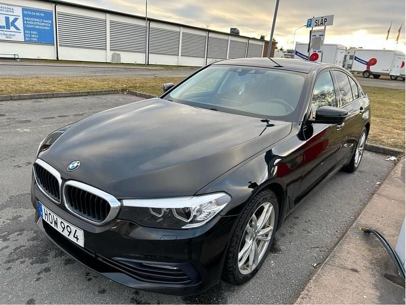 Svart Begagnad 2018 BMW 520 Sport Line Sedan | 246 000 kr (Superpris) - Bild 1/3