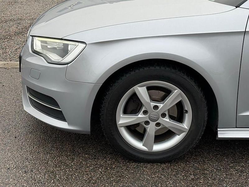 Begagnad Audi A3 Attraction 110 HK (80 kW) 2015 Silver