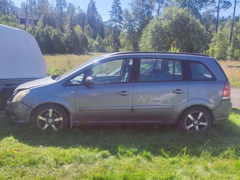 Grå Begagnad 2007 Opel Zafira Minibuss | 9 000 kr (Marknadspris) - Bild 1/4
