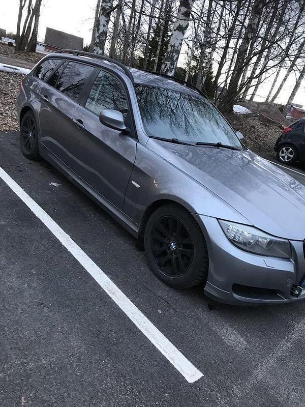 Grå Begagnad 2009 BMW 320 Comfort Edition Kombi | 55 000 kr (Marknadspris) - Bild 1/4