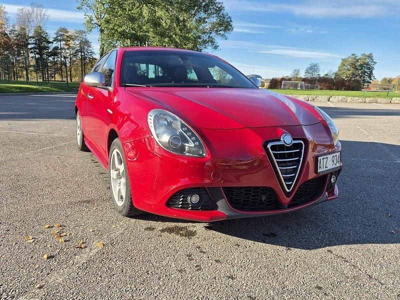 Röd Begagnad 2011 Alfa Romeo Giulietta Distinctive Halvkombi | 52 000 kr (Marknadspris) - Bild 1/4