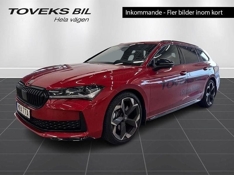 Röd (carmine red metallic) Begagnad 2025 Skoda Superb SportLine Kombi | 489 900 kr (Marknadspris) - Bild 1/4