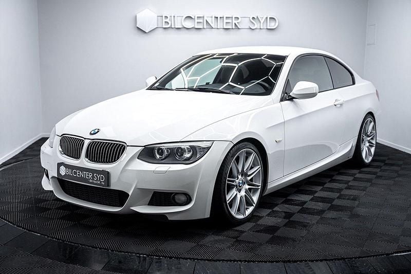 Vit Begagnad 2010 BMW 335 Comfort Edition Sportkupé | 289 900 kr - Bild 1/4