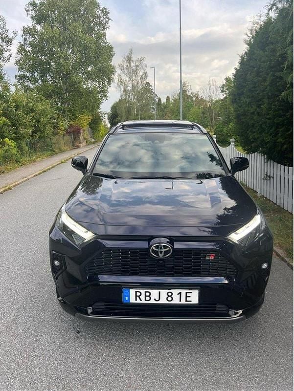 Blå Begagnad 2024 Toyota RAV4 Hybrid Sport SUV | 508 888 kr (Bra pris) - Bild 1/4