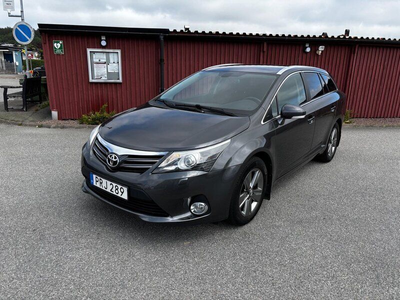 Grå Begagnad 2015 Toyota Avensis Edition Kombi | 115 000 kr (Marknadspris) - Bild 1/4