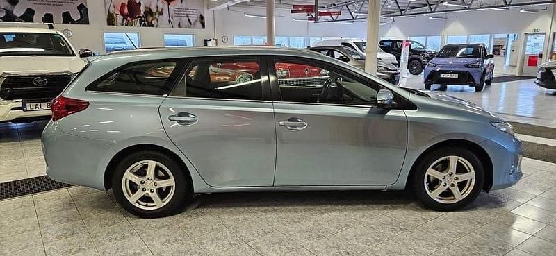 Begagnad Toyota Auris Touring Sports Active 133 HK (97 kW) 2013 Blå Kombi