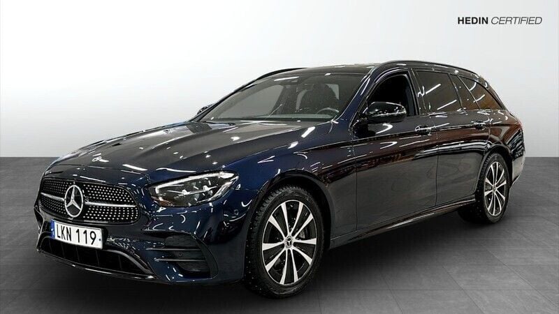 Mörkblå (blue) Begagnad 2023 Mercedes E300 AMG line Kombi | 499 900 kr - Bild 1/4