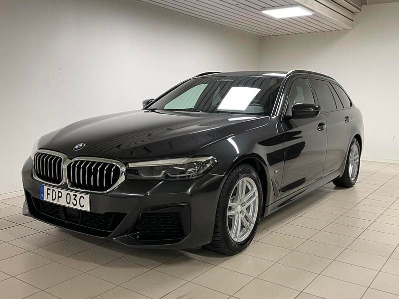 Grå Begagnad 2021 BMW 520 Shadowline Kombi | 369 000 kr (Lite dyr) - Bild 1/4