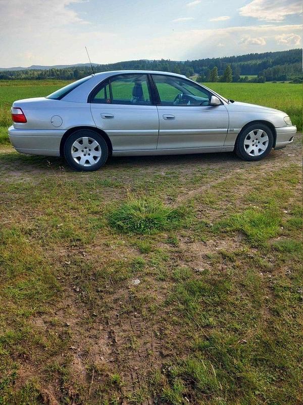 Grå Begagnad 2001 Opel Omega Sedan | 30 000 kr - Bild 1/4