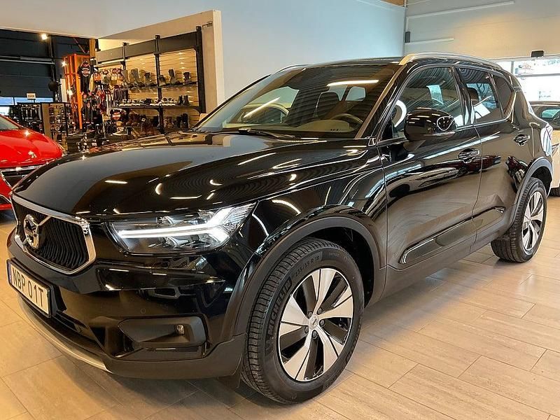 Svart Begagnad 2020 Volvo XC40 Momentum SUV | 328 000 kr (Marknadspris) - Bild 1/4