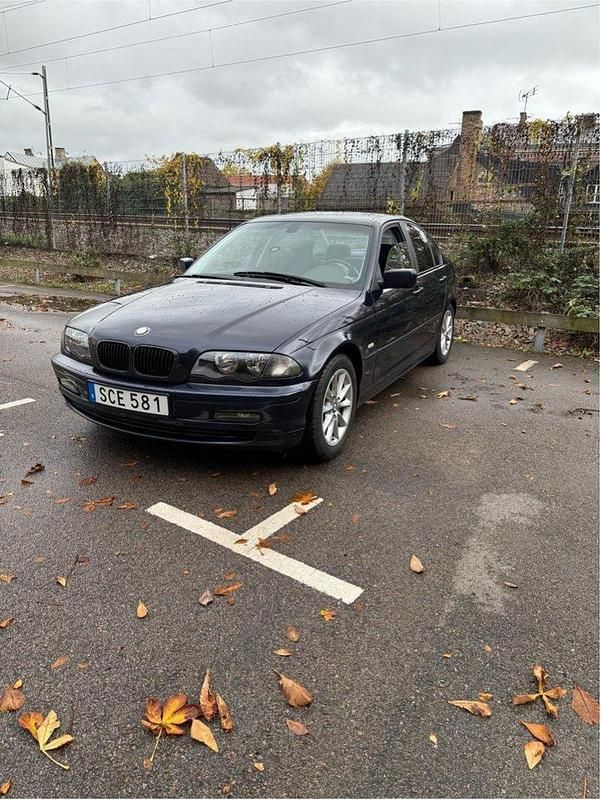 Blå Begagnad 2001 BMW 320 Sedan | 52 900 kr (Lite dyr) - Bild 1/4