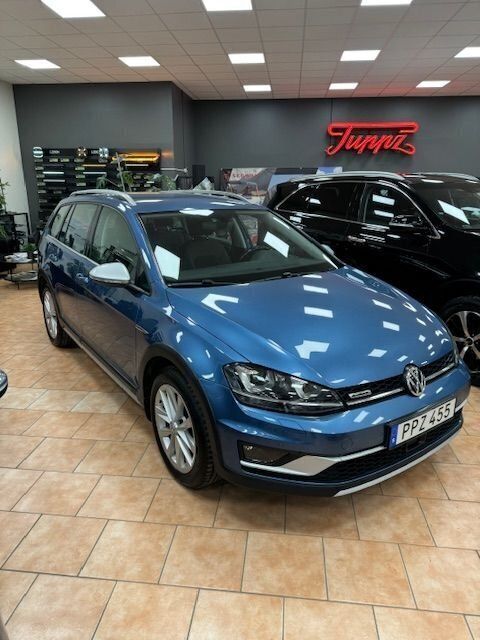 Blå Begagnad 2016 VW Golf Alltrack Kombi | 195 000 kr (Marknadspris) - Bild 1/4