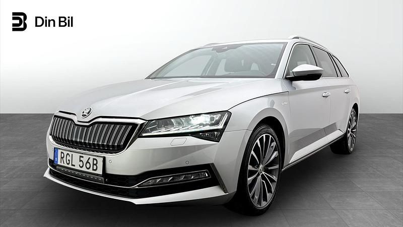 Begagnad Skoda Superb 2023 Silver Kombi