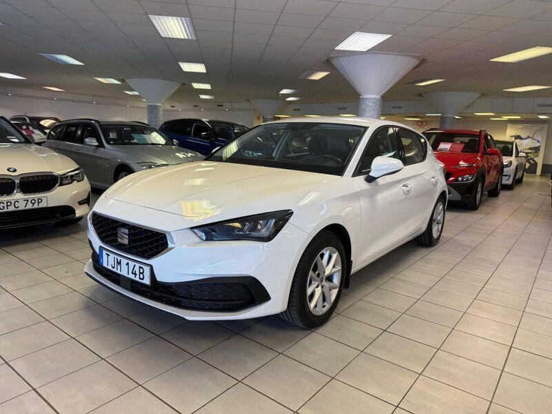 Vit Begagnad 2023 Seat Leon Style Halvkombi | 209 900 kr (Marknadspris) - Bild 1/4