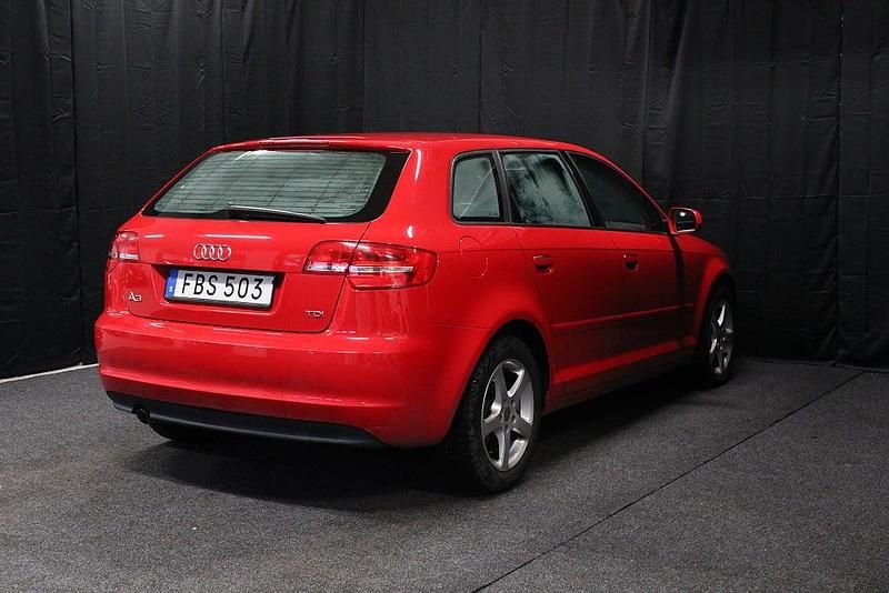 Begagnad Audi A3 Sportback Comfort 105 HK (77 kW) 2011 Röd Halvkombi