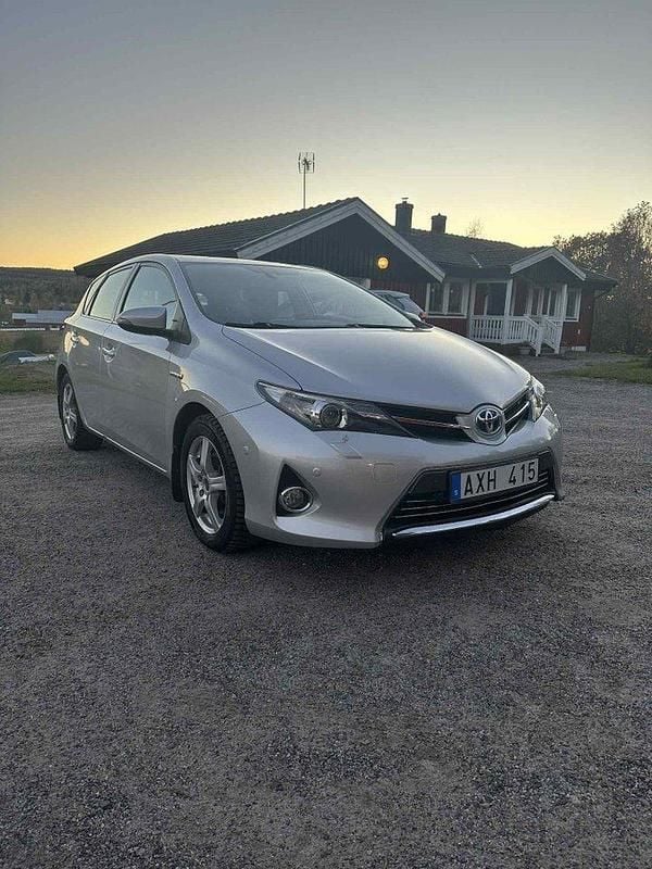 Silver Begagnad 2014 Toyota Auris Hybrid Executive Halvkombi | 128 000 kr (Marknadspris) - Bild 1/4