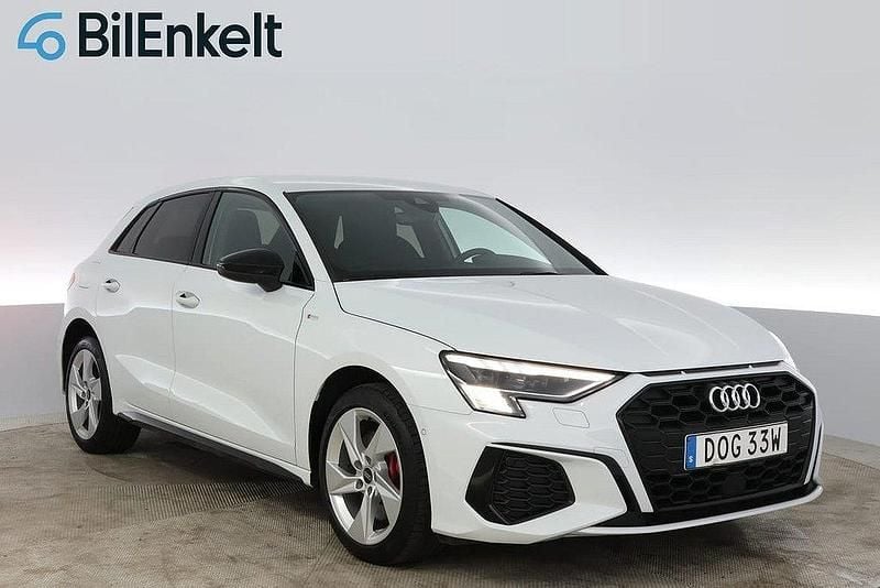 Vit Begagnad 2022 Audi A3 Sportback e-tron S-Line Sedan | 314 900 kr (Marknadspris) - Bild 1/4