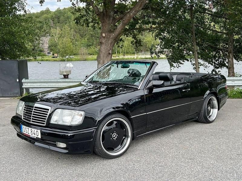 Begagnad Mercedes E300 AMG 220 HK (161 kW) 1993 Svart Cab