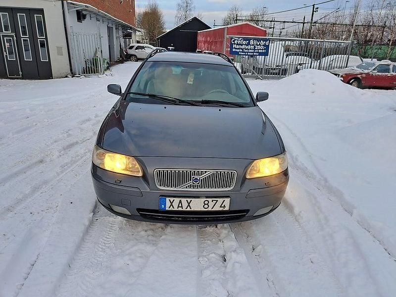 Grå Begagnad 2005 Volvo V70 Kinetic Kombi | 29 500 kr (Marknadspris) - Bild 1/4