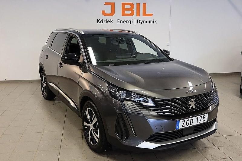 Grå Begagnad 2024 Peugeot 5008 GT Minibuss | 349 900 kr (Lite dyr) - Bild 1/3