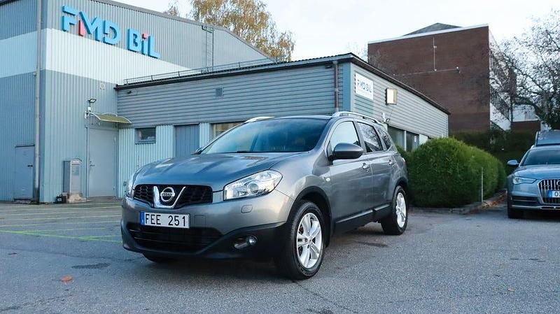Grå Begagnad 2012 Nissan Qashqai +2 SUV | 114 700 kr (Marknadspris) - Bild 1/4