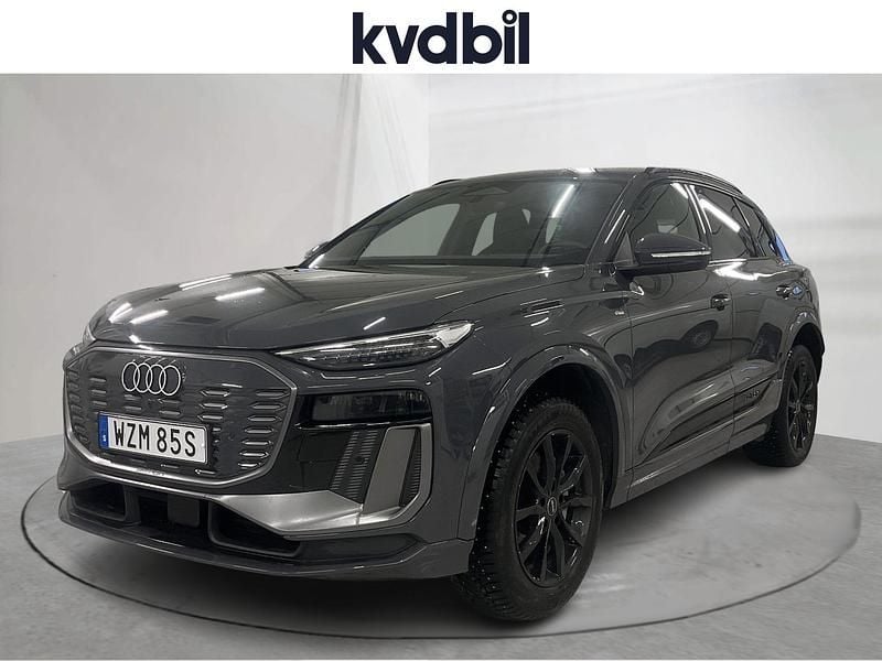 Grå Begagnad 2025 Audi Q6 e-tron Comfort SUV | 594 900 kr (Bra pris) - Bild 1/3