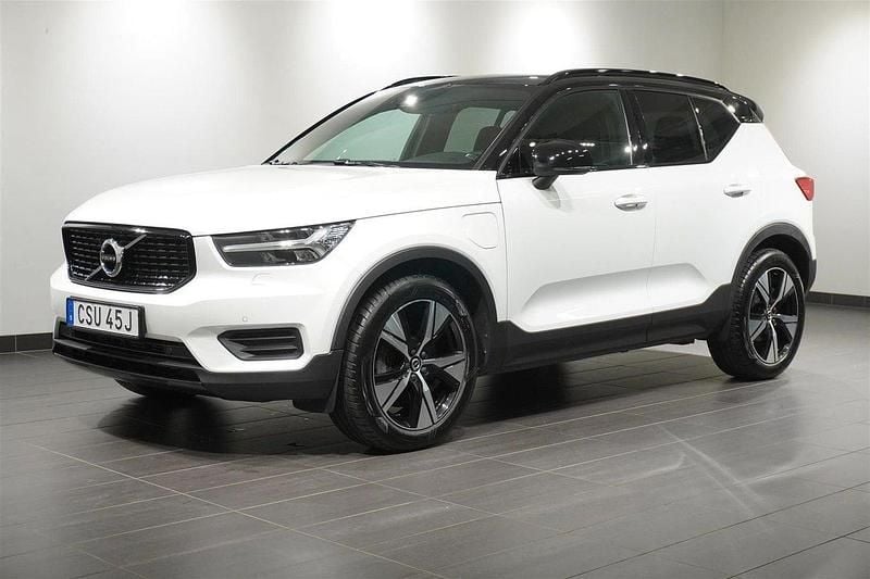 Vit Begagnad 2021 Volvo XC40 R-Design SUV | 359 400 kr (Marknadspris) - Bild 1/4