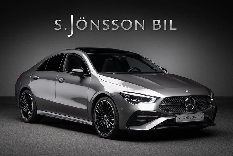 Mörkgrå Begagnad 2023 Mercedes CLA250 AMG Sedan | 499 000 kr - Bild 1/4