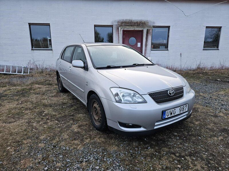 Silver Begagnad 2004 Toyota Corolla Halvkombi | 26 995 kr (Marknadspris) - Bild 1/4