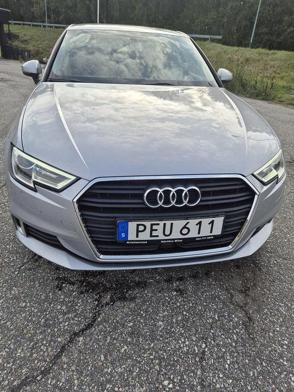 Silver Begagnad 2017 Audi A3 Sportback Comfort Halvkombi | 165 500 kr (Marknadspris) - Bild 1/4