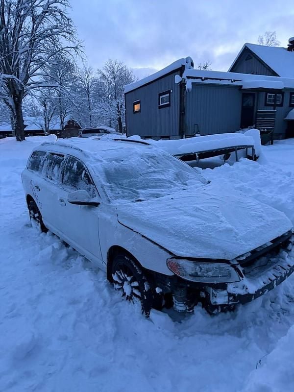 Begagnad 2013 Volvo V70 R-Design Kombi | 16 000 kr (Superpris) - Bild 1/4