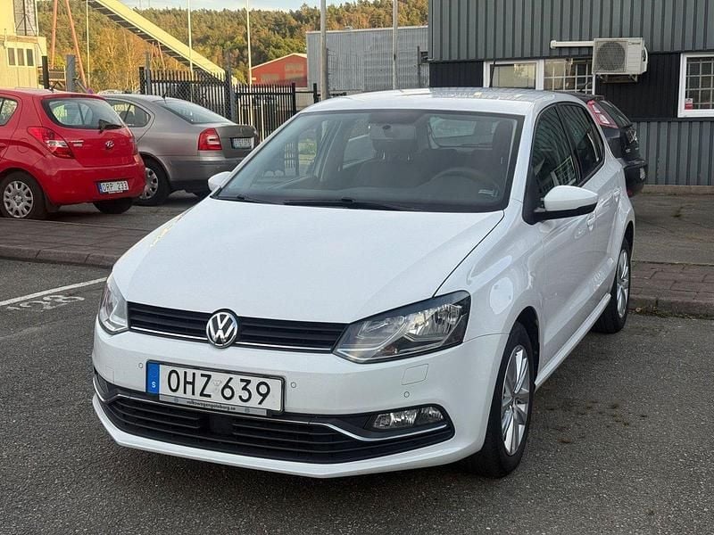 Vit Begagnad 2017 VW Polo Halvkombi | 134 990 kr (Marknadspris) - Bild 1/4