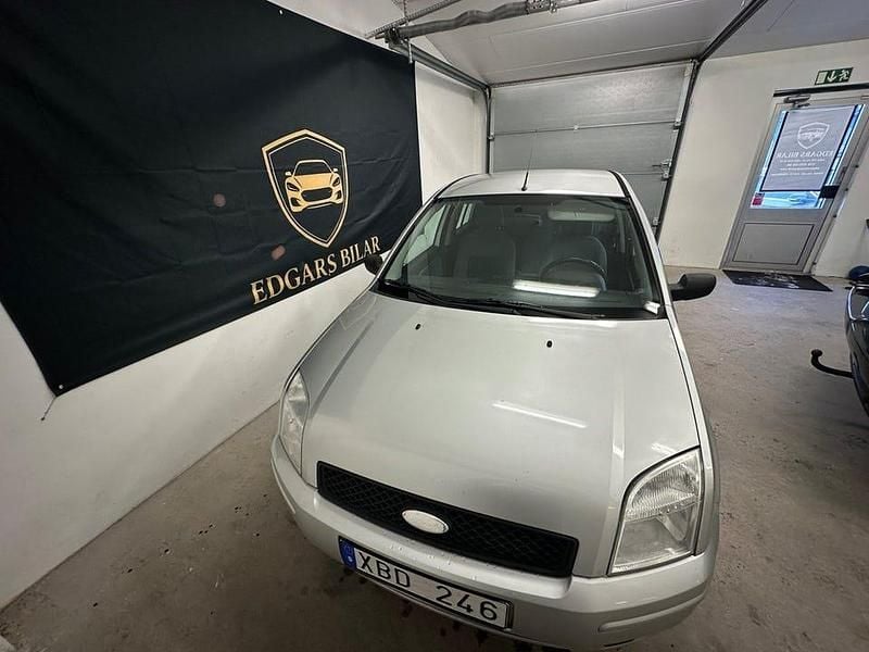 Begagnad Ford Fusion 80 HK (58 kW) 2005 Silver Halvkombi