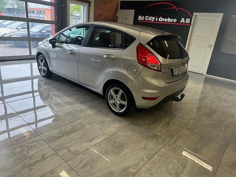Begagnad Ford Fiesta Titanium 101 HK (74 kW) 2014 Grå Halvkombi