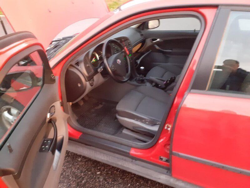 Röd Begagnad 2005 Saab 9-3 Linear Sedan | 17 900 kr (Dyr) - Bild 1/3